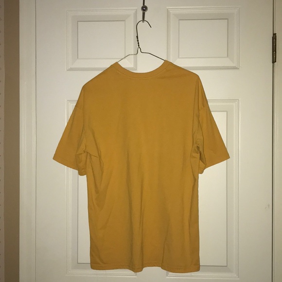 A plain yellow T-shirt - Picture 2 of 3